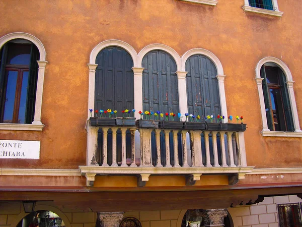 이탈리아 무라노의한 거리에 건물의 발코니 — 스톡 사진