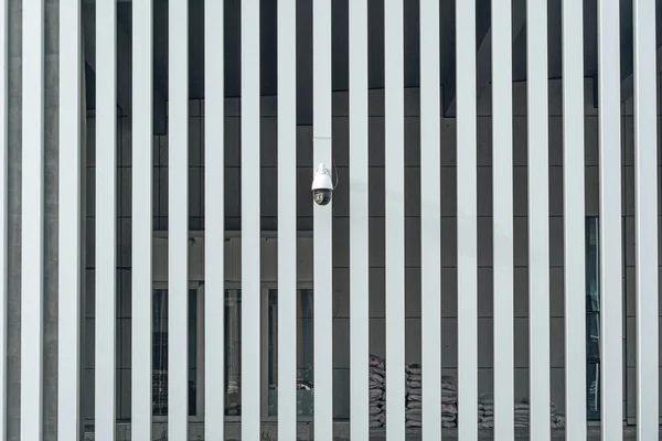 中央に白い線とパターンとカメラを持つ近代的な建物の壁の外観ショット — ストック写真