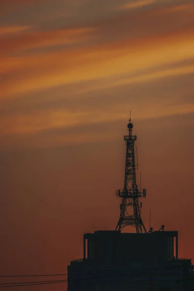オレンジ色の夕日の間の通信塔の美しい景色 — ストック写真