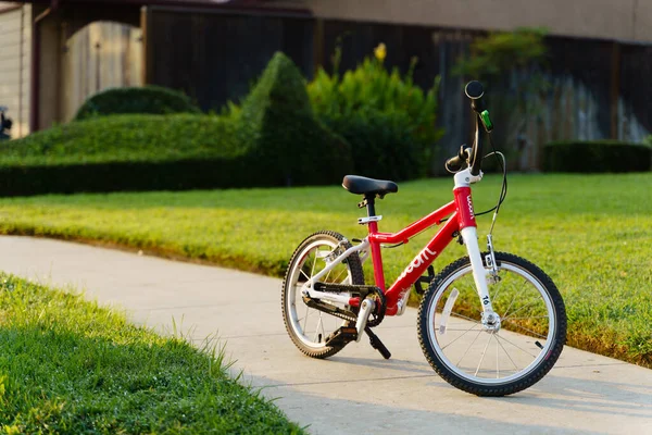 Gros Plan Petit Vélo Rouge Pour Enfants Sur Trottoir Dans — Photo