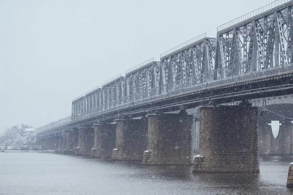 寒い冬の雪の日に湖の上の橋の美しい景色 — ストック写真