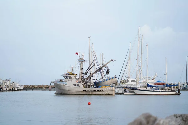 Pohled Rybářské Lodě Přístavu Ponurý Den — Stock fotografie