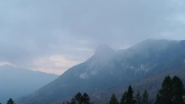 Dolomiti, İtalya 'da bulutlu gökyüzü ve sisle kaplı Alpler' in bir görüntüsü.