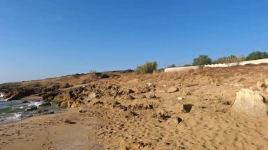 Güneşli bir günde İtalya, Sicilya, Noto 'daki Eloro Plajı