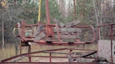 Çocuklar için terk edilmiş bir atlıkarınca.