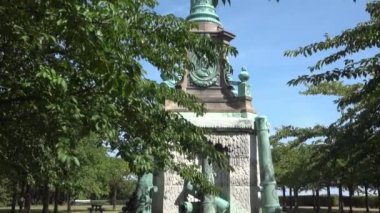 Victoria-Saeule-Kopenhag Aufschwenk zwischen Baeumen im Park langsam