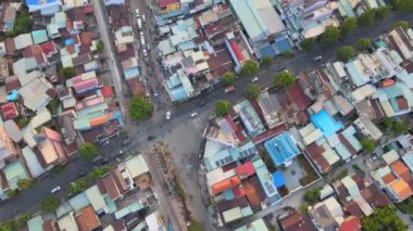 Vietnam 'daki binaların ve sokakların insansız hava aracı görüntüleri.