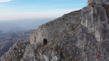 Bosna-Hersek 'teki Srebrenik Şatosu' na kışın yakın çekim