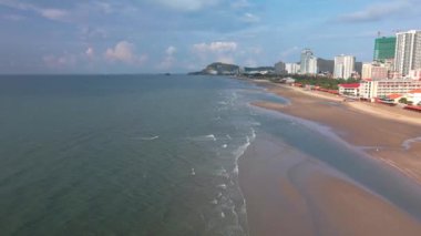 Vietnam 'da kumlu sahili yıkayan sakin deniz dalgalarının hava aracı görüntüleri.