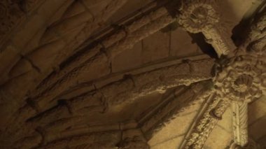 Eski bir tarihi binanın ya da kilisenin düşük açılı bir görüntüsü.