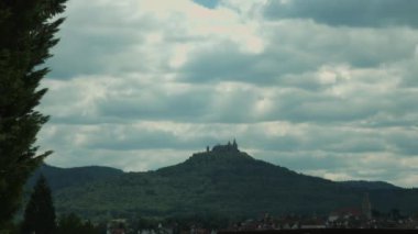 Güneybatı Almanya 'da sisli bulutların altında Hohenzollern Kalesi' nin zaman atlaması