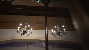 Bir avizenin düşük açılı görüntüsü.