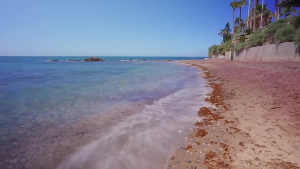 Ett Tidsförfall Havsvågor Som Sköljer Stranden Mijas Costa — Stockvideo