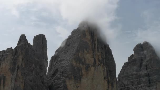 Tiro Montanhas Dos Alpes Com Céu Nublado Coberto Com Nevoeiro — Vídeo de Stock