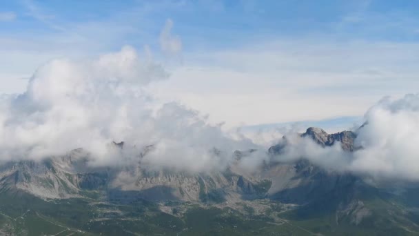Tiro Montanhas Dos Alpes Com Céu Nublado Coberto Com Nevoeiro — Vídeo de Stock