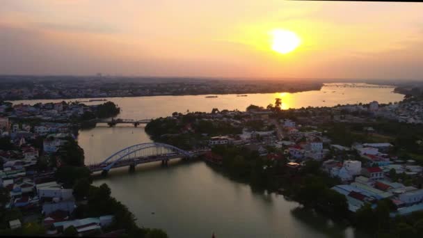 Eine Drohnenaufnahme Des Meeres Und Der Stadt Vietnam Bei Sonnenuntergang — Stockvideo