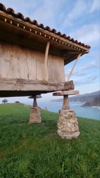 Fienile Rurale Legno Sorretto Pietre Rotonde Nelle Asturie Spagna — Video Stock