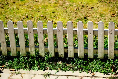 Güneşli bir günde küçük beyaz bir çit.