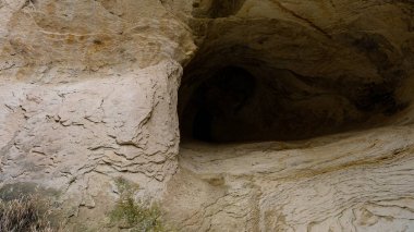 Cappadoccia 'da küçük bir kayalık mağara.