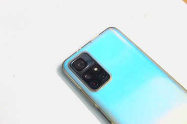 Beyaz arkaplandaki bir gök mavisi Redmi Note 11T 5G akıllı telefonun üst görüntüsü