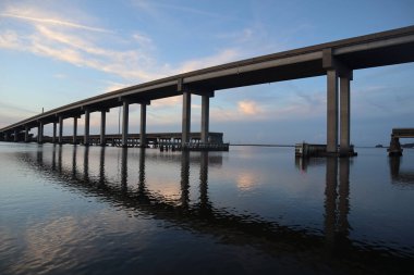 Gün batımında Jekyll Adası, Georgia 'da sakin bir sahil üzerindeki Köprü manzarası