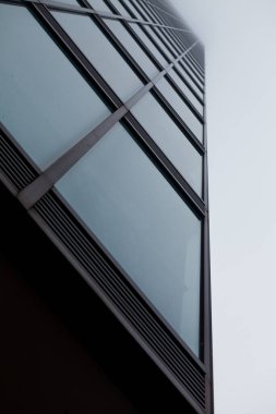 Sisli bir günde modern bir gökdelenin alçak açılı görüntüsü.
