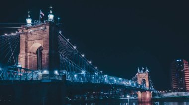 Ohio 'yu Kentucky, ABD' ye bağlayan Cincinnati köprüsünün gece görüntüsü.