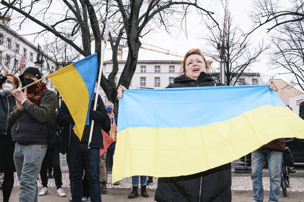 Detailní Záběr Ukrajinské Ženy Protestující Před Ruským Velvyslanectvím Berlíně Německo — Stock fotografie