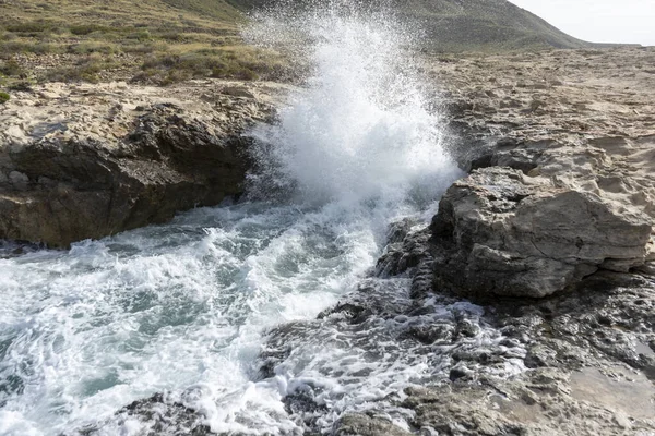 Живописный Вид Брызг Воды Пенного Пролива Протекающего Скалистой Береговой Линии — стоковое фото