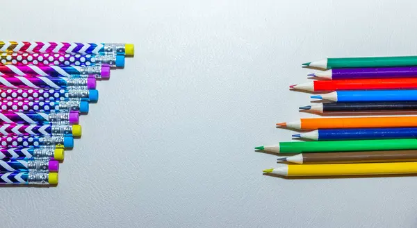 Düz Arkaplandaki Renkli Kalemlerin Üst Görünümü — Stok fotoğraf