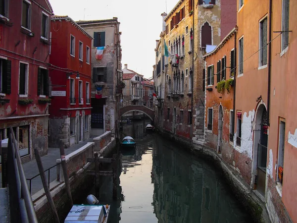 Beautiful Shot Narrow Canal Old Traditional Buildings Sunny Day Venice — Stock Photo, Image