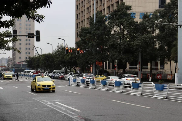 전통적 노란색 택시를 비롯하여 차량들이 중국의 거리의 — 스톡 사진