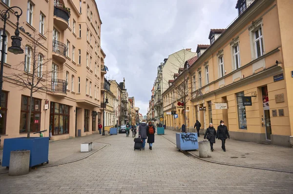 Una Vista Gente Caminando Una Calle Rodeada Tiendas Restaurantes Plaza — Foto de Stock