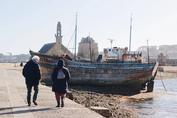 Two Tourists Walking Next Harbour — Stock Photo, Image