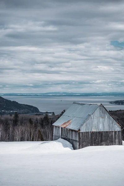加拿大魁北克省西南部珀罗岛上一座木制房屋冬季垂直拍摄 — 图库照片
