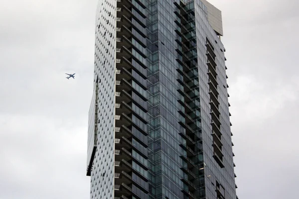 カナダのブリティッシュコロンビア州バンクーバーのダウンタウンにある飛行機と高層ビル — ストック写真