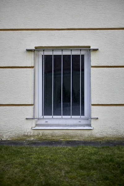 베이지 울타리가 창문의 — 스톡 사진