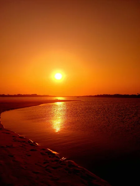 Uma Vista Deslumbrante Pôr Sol Laranja Sobre Costa — Fotografia de Stock