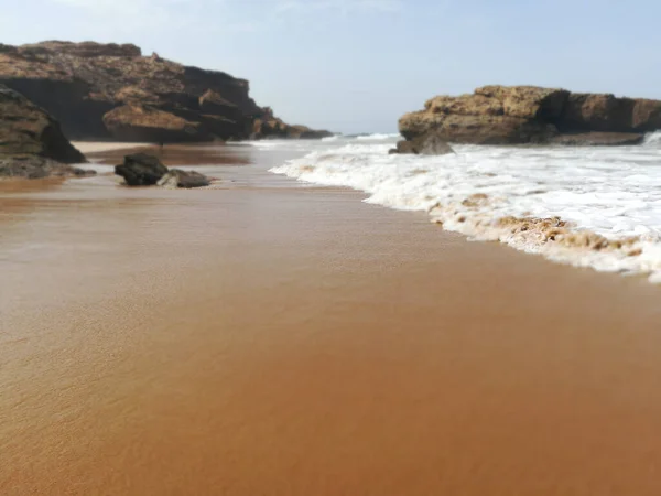 Крупный План Морских Волн Песчаном Пляже Камнями Марокко — стоковое фото