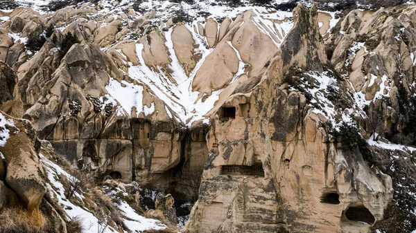 Ett Stenigt Berg Och Geologiska Formationer Täckta Med Snö Kappadokien — Stockfoto