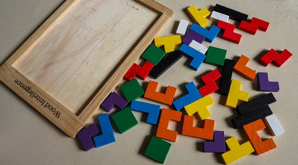 Eine Nahaufnahme Von Holzfiguren Eines Blockpuzzles Zur Entwicklung Von Koordination — Stockfoto
