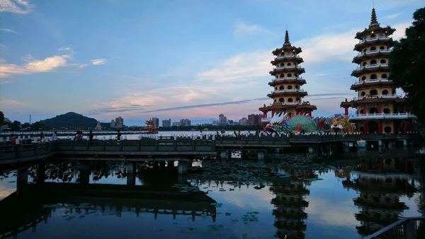 台湾高雄莲塘与龙虎塔的晚景 — 图库照片