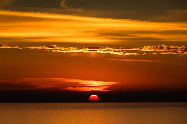 Jasně Žhnoucí Oheň Červený Oranžový Západ Slunce Nad Mořem — Stock fotografie
