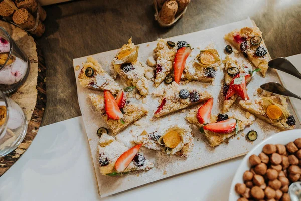 Eine Nahaufnahme Von Obstkuchenstücken Auf Einem Tablett — Stockfoto