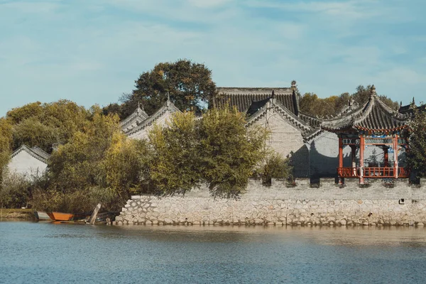 Una Splendida Vista Padiglione Cinese Vicino Lago Con Alberi — Foto Stock