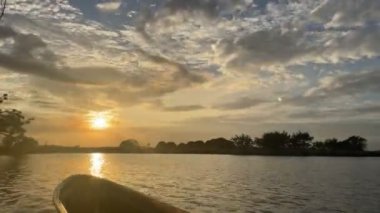 Günbatımının kanosundan hızlandırılmış bir görüntü.