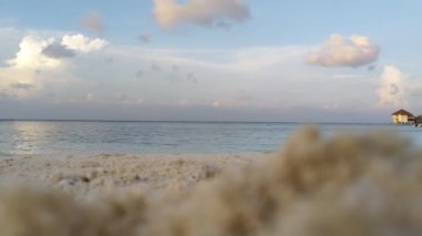 Sahilde yürüyen ve gündüz fotoğraf çeken insanların zaman aşımı