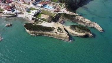 Sidari Bölgesi, Kuzey Korfu Adası, İyonya, Yunanistan 'daki ikonik beyaz kaya volkanik oluşumlarının hava görüntüsü
