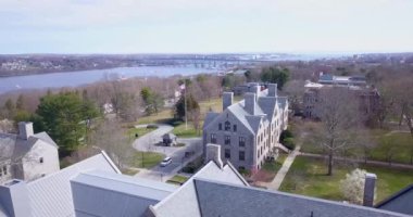 Bahar başında Connecticut Üniversitesi kampüsünün hava görüntüsü.
