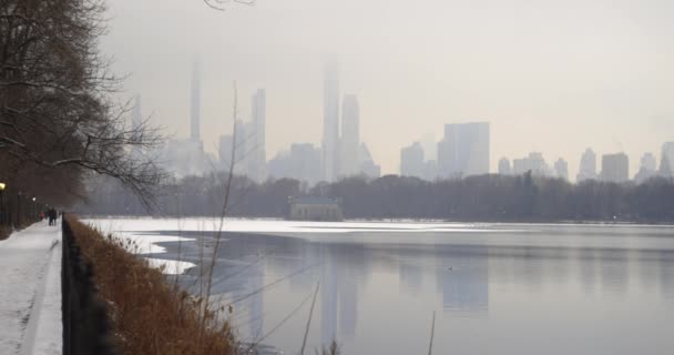 Een Slow Motion Opname Van Een Bevroren Jacqueline Onassis Reservoir — Stockvideo